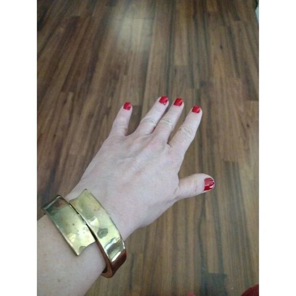 Gold tone bracelet and earring set some defects - Picture 4 of 5